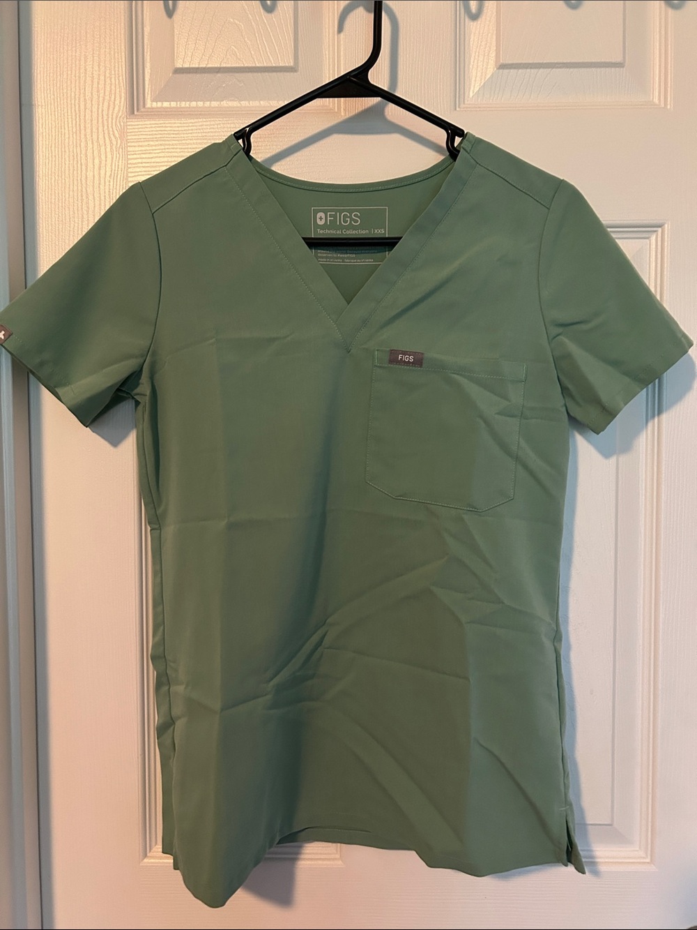 FIGS women’s SAGE GREEN
XXS Catarina Scrub Top
XS/Petite Zamora Jogger pants